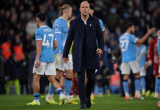 Carragher: `Liverpool tuột dốc vì Slot thích chơi đẹp`