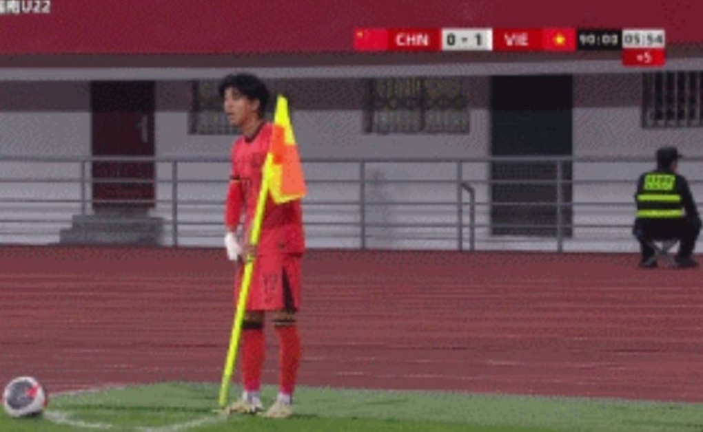 Cầu thủ Trung Quốc gây tranh cãi với pha xử lý lạ ở trận thua U22 Việt Nam - 2