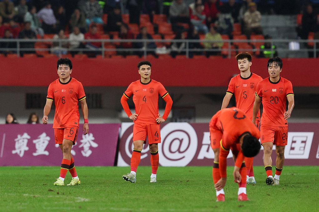 Cầu thủ Trung Quốc gây tranh cãi với pha xử lý lạ trận thua U22 Việt Nam