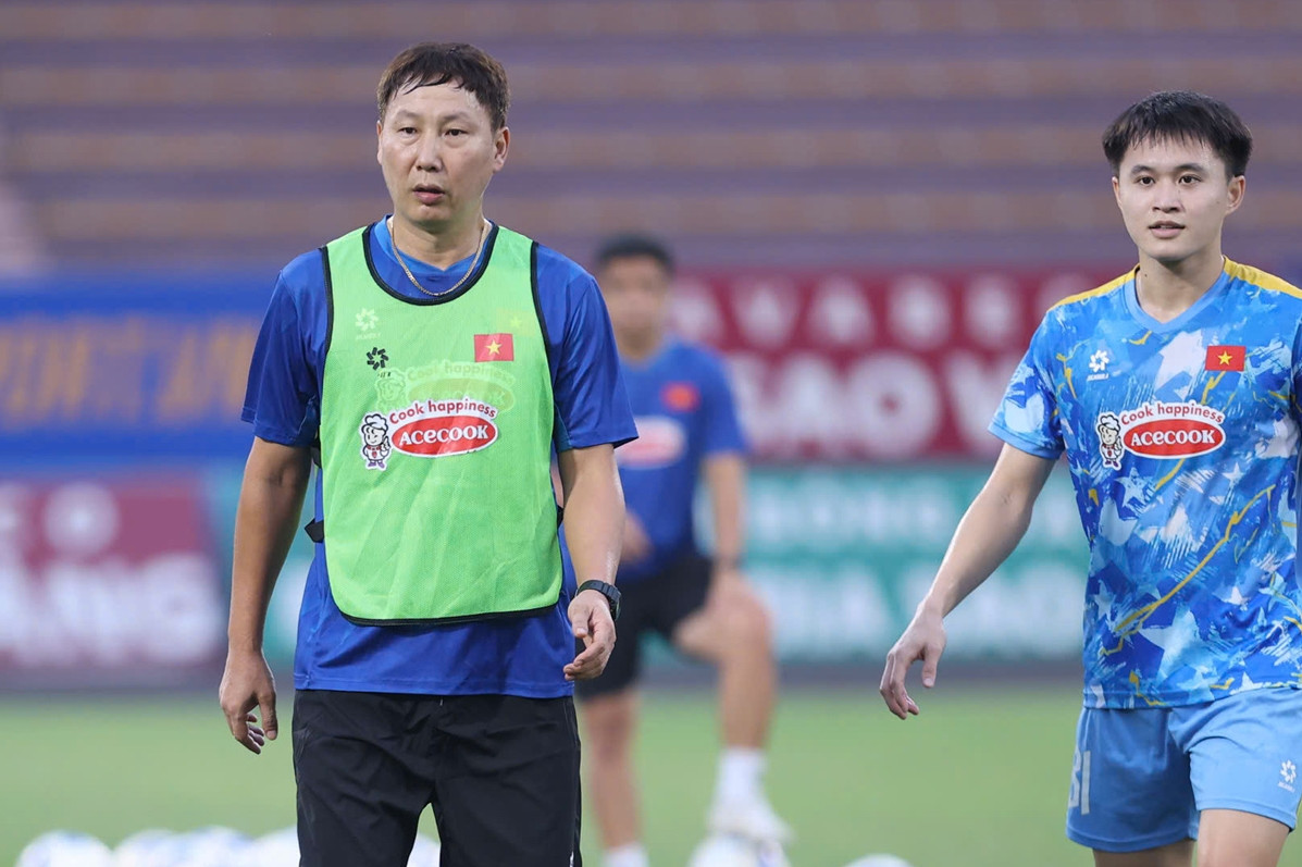 Hai Long báo tin không vui với HLV Kim Sang Sik