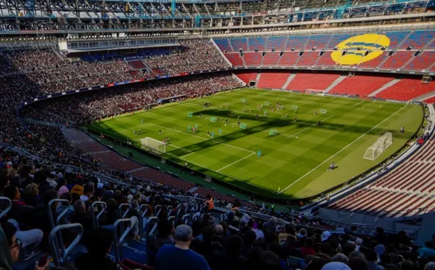 Barcelona bị lùi quyết định trở lại sân Camp Nou đến thứ hai