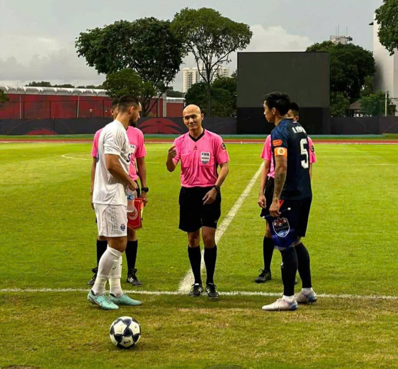 Lộ hình ảnh Văn Hậu tái xuất, HLV Kim Sang Sik nhận tin vui