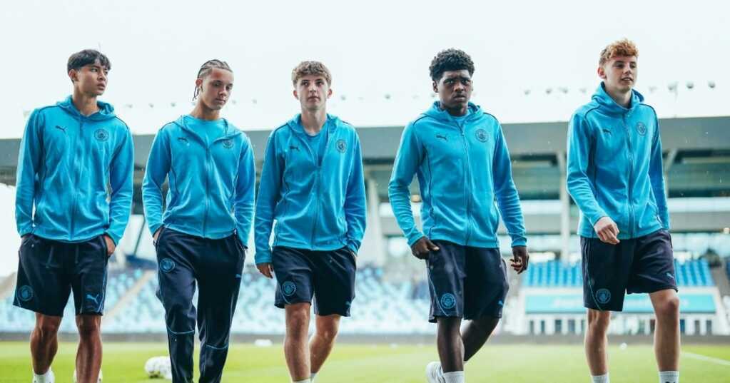 Han Willhoft-King (ngoài cùng, bên trái) có cơ hội được thử sức tại Man City