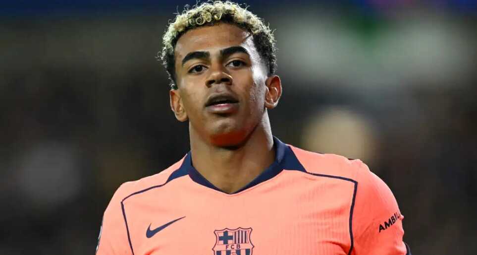 Lamine Yamal suýt bị đối thủ đánh cắp khỏi tay Barcelona