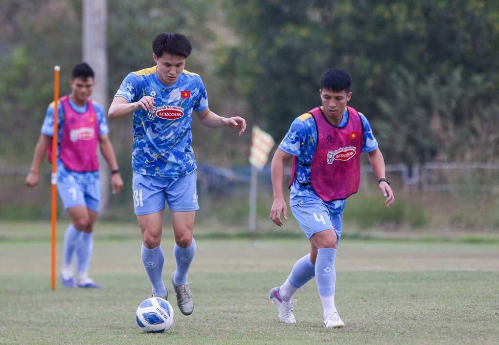 Tuyển Việt Nam tập buổi đầu tiên ở Lào, sẵn sàng cho vòng loại Asian Cup