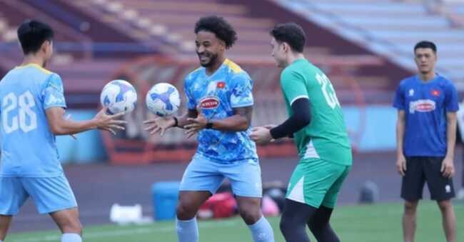 HLV tuyển Lào dè chừng Xuân Son, quyết hạn chế bàn thua trước Việt Nam