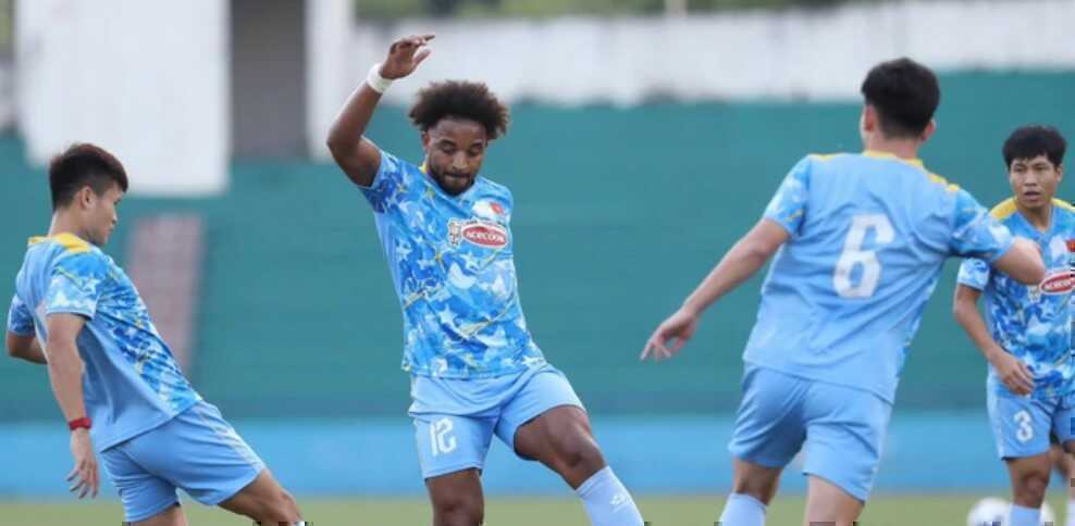 Xuân Son cùng đồng đội trên sân tập.