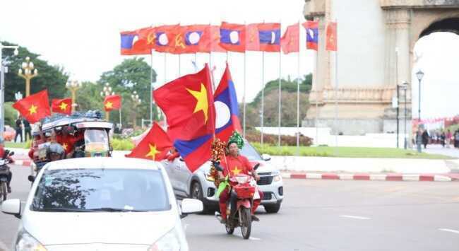 Đông đảo CĐV Việt Nam sang Lào cổ vũ thầy trò HLV Kim Sang-sik