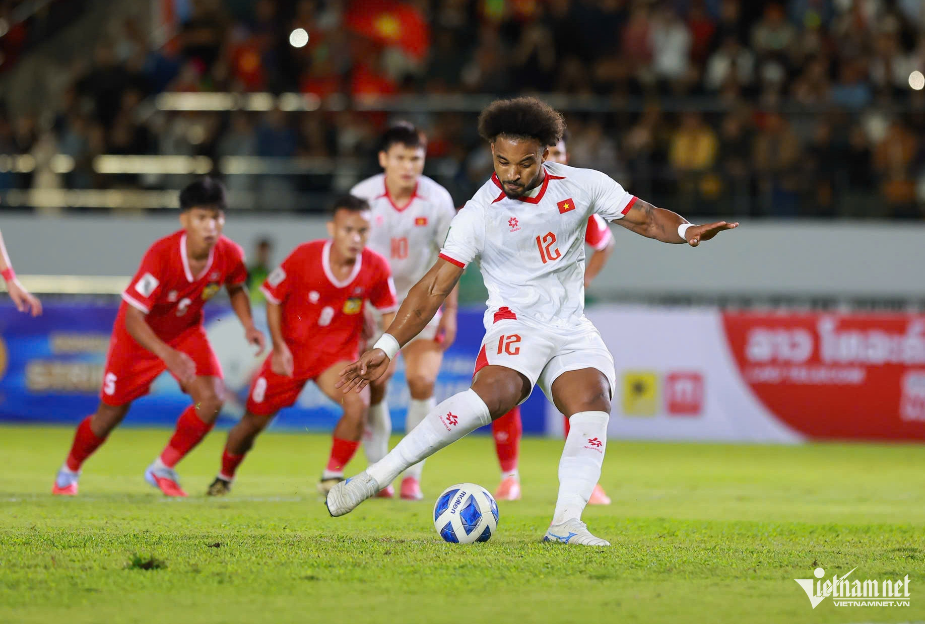 HLV Lào nhắc cầu thủ không cần tập trung vào Xuân Son