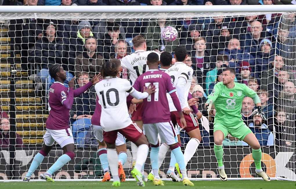 Arsenal dễ dàng hạ Burnley, củng cố ngôi đầu Ngoại hạng Anh