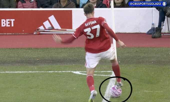 Bóng trong hay ngoài gây tranh cãi ở bàn thắng của Man Utd