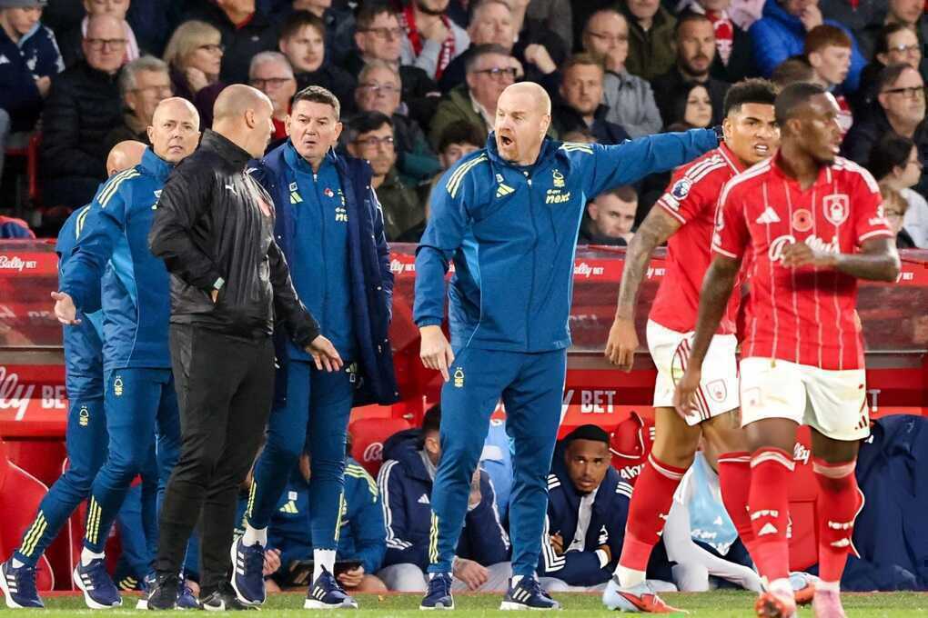 HLV Dyche phẫn nộ vì bàn thắng của Man Utd, yêu cầu thay đổi VAR