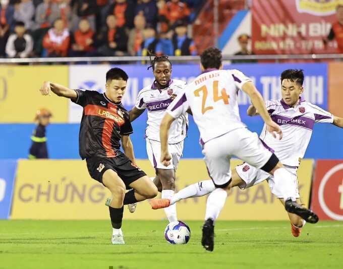 HLV Ninh Bình bất bình với trọng tài V-League