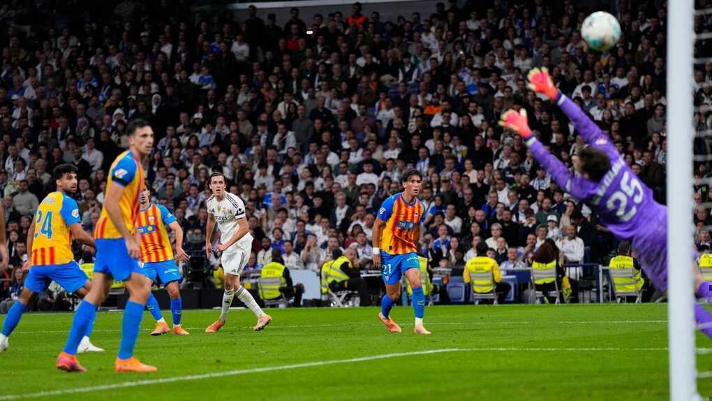 Mbappe lập cú đúp, Real Madrid thắng đậm Valencia và hơn Barcelona 8 điểm - 2