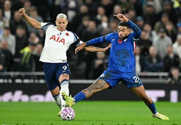 Tottenham bị Carragher chỉ trích vì để Chelsea áp đảo