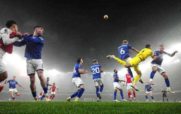 Ngoại hạng Anh 2025/26: Bàn thắng từ bóng sống lao dốc không phanh