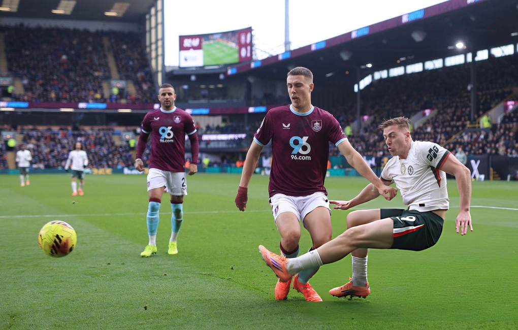 Chelsea hạ Burnley, áp sát ngôi đầu bảng của Arsenal