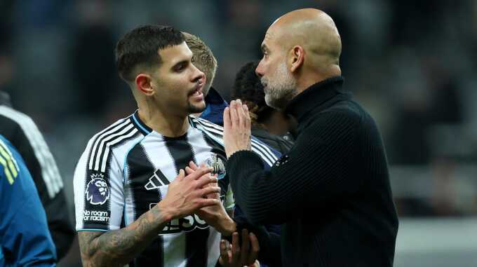 Guardiola tranh cãi với đối thủ, trọng tài và quay phim ở Ngoại hạng Anh