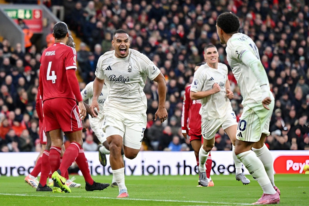 Liverpool thua đậm Nottingham Forest tại Anfield