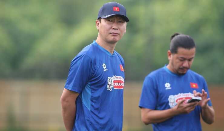 HLV Kim Sang-sik đối mặt thách thức lớn.