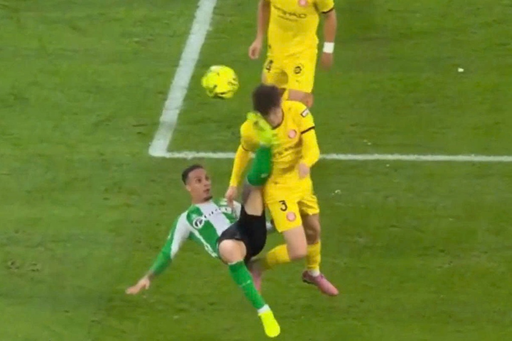 Antony nhận thẻ đỏ sau pha tung người móc bóng không cần thiết