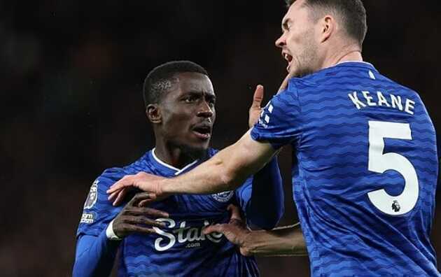 Gueye tát đồng đội, nhận thẻ đỏ gây tranh cãi trước MU