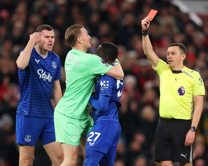 Man Utd thua trong thế hơn người ở Ngoại hạng Anh