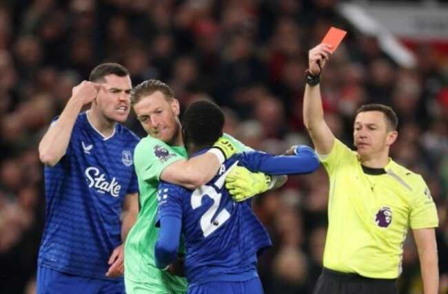 Gana Gueye nhận thẻ đỏ.