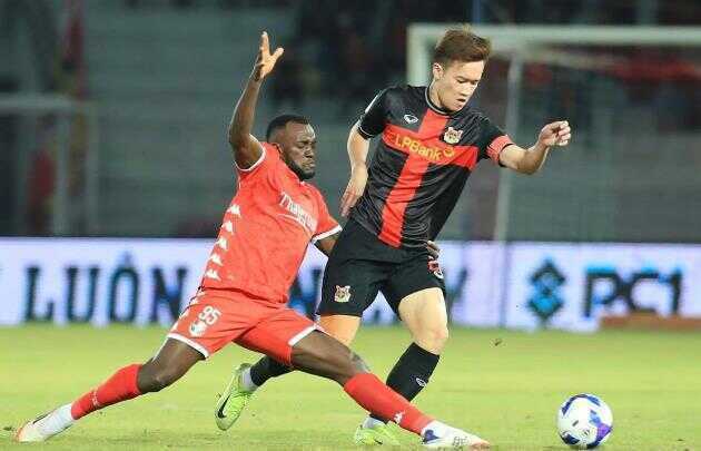 Hoàng Đức xuất sắc nơi tuyến giữa.