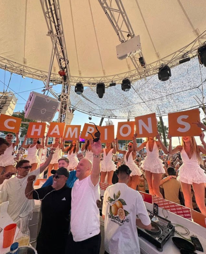 Scholes: `Liverpool sa sút từ buổi tiệc cuối mùa trước của Slot`