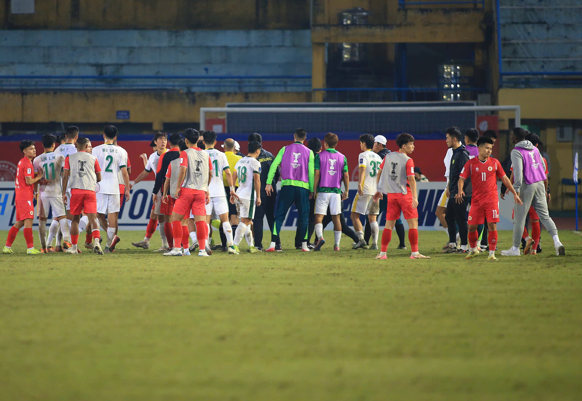 Cầu thủ CAHN và Bắc Kinh Quốc An lại xô xát sau án phạt