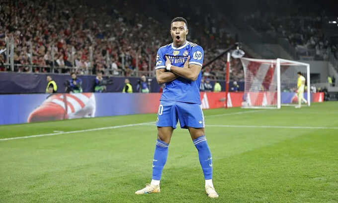 Mbappe lập hat-trick trong 6 phút ở Champions League