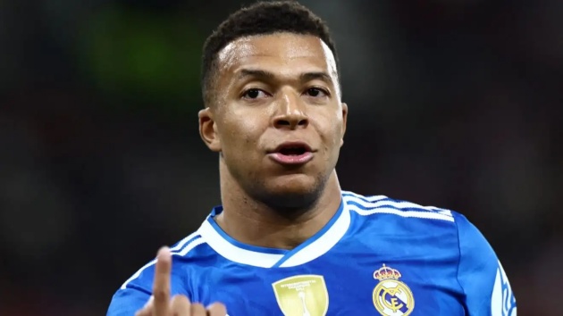 Mbappe tranh luận căng thẳng với phóng viên sau cú poker