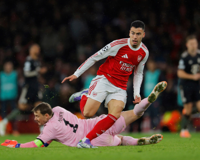 Neuer bị chế giễu khi lên giữa sân trong trận thua Arsenal