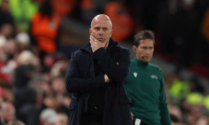 Carragher: `Slot chỉ có một tuần để giữ ghế HLV Liverpool`