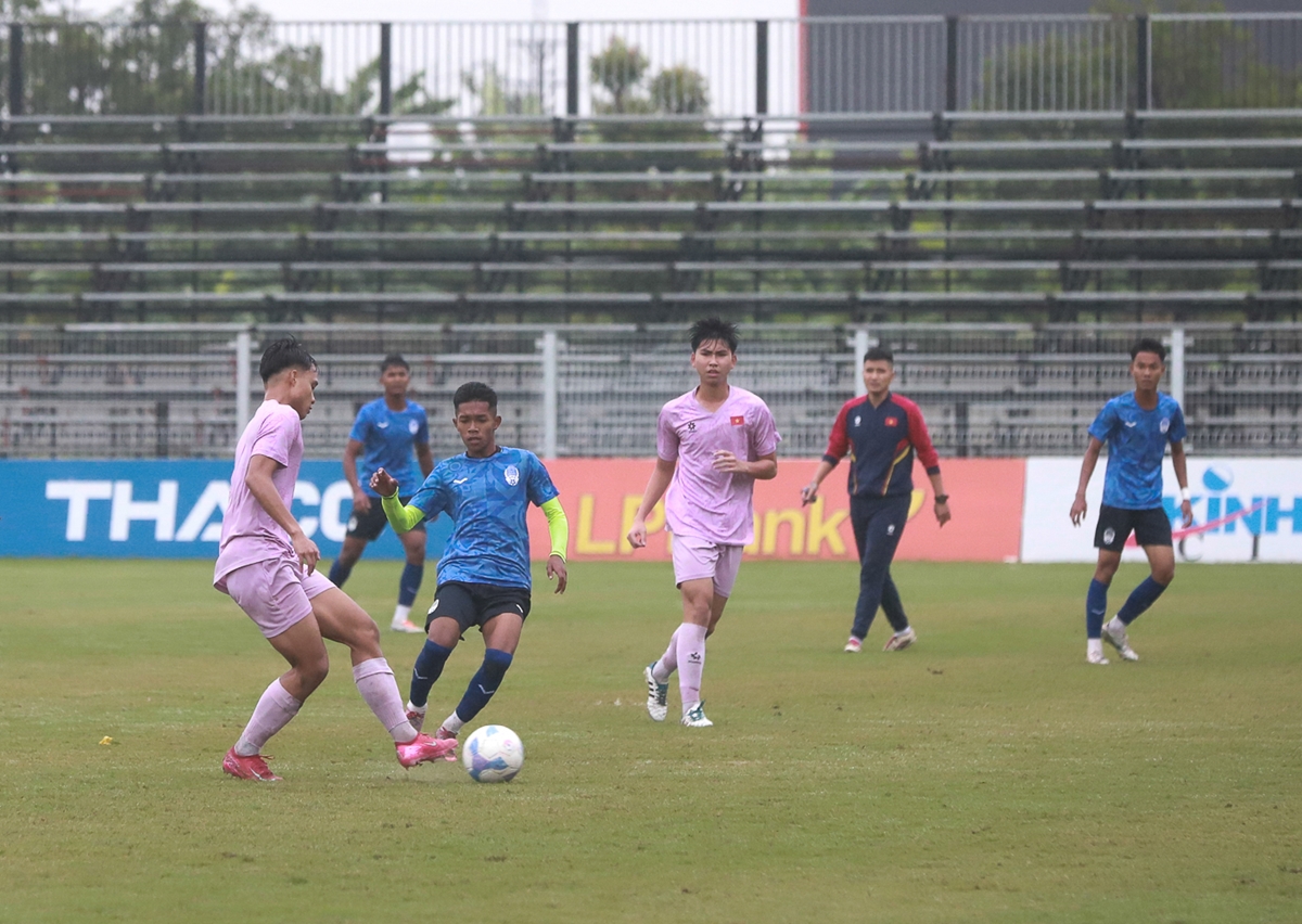 U17 Việt Nam đánh bại U17 Campuchia 5-0, HLV Roland chốt quân sang Nhật Bản