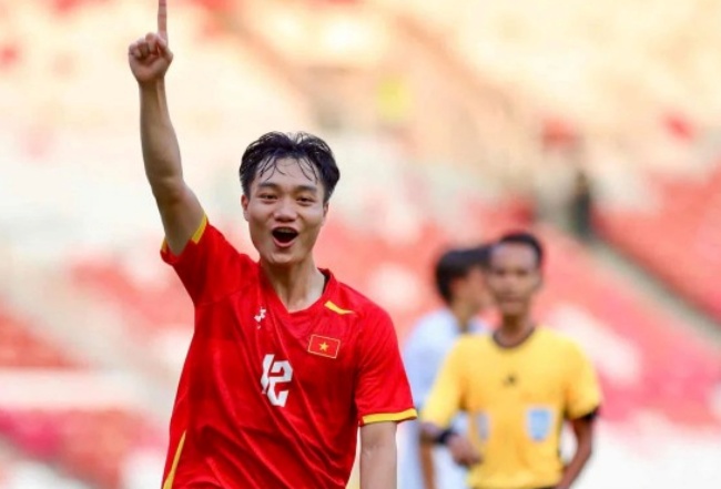 `Đóa hoa nở muộn` Xuân Bắc: Lời giải cho hàng tiền vệ U22 Việt Nam tại SEA Games 33