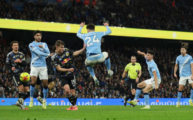 Foden giúp Man City thắng Leeds ở phút bù