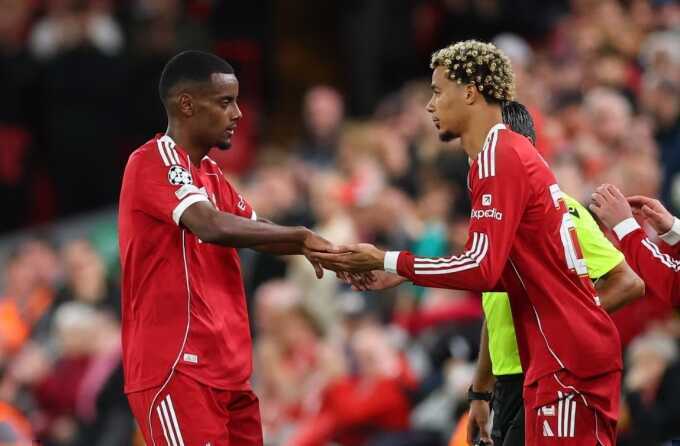 Carragher: `Ngay từ đầu, tôi đã nghi ngờ việc Liverpool mua Isak và Ekitike`