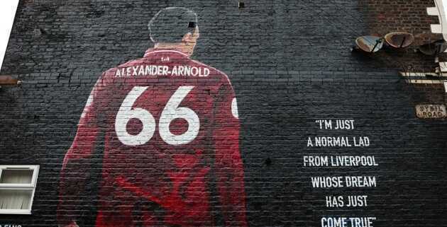 Khi Anfield không còn hát cho Alexander-Arnold