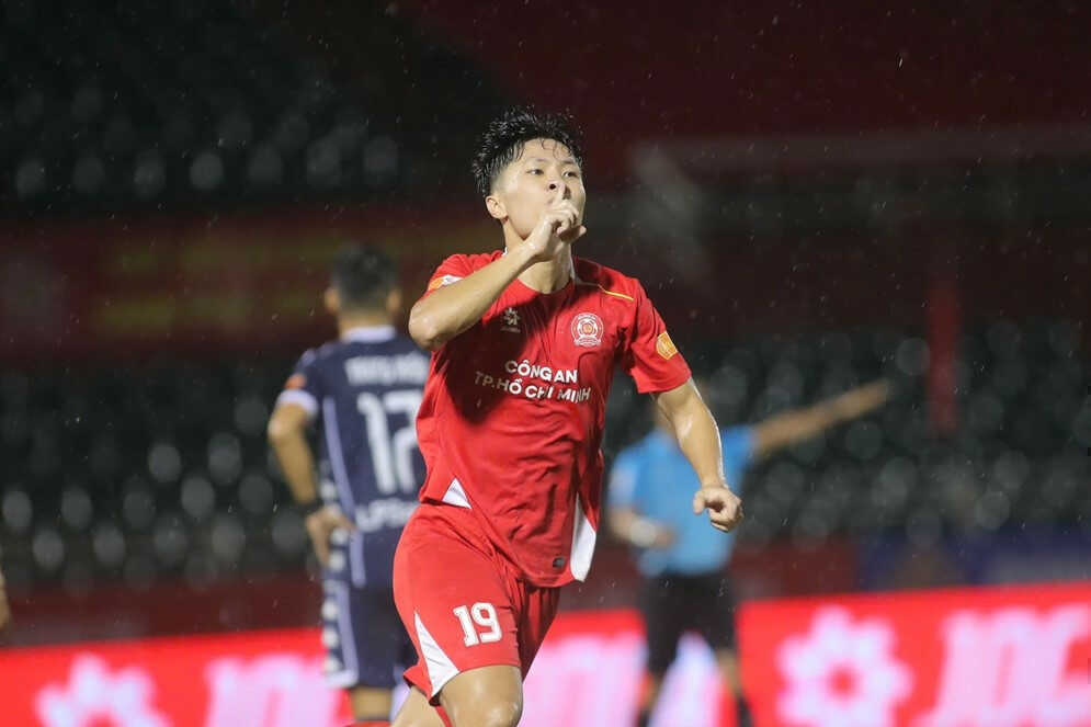 Tiến Linh kém duyên, CA TP.HCM thua ngược Hải Phòng