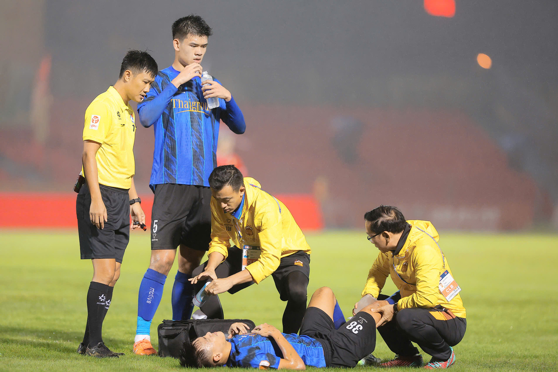 Trọng tài kịp thời ngăn cầu thủ HAGL cắn lưỡi