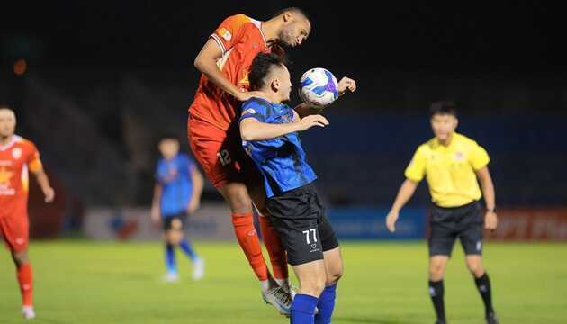 Hai đội tạo ra nhiều tình huống tranh chấp quyết liệt.