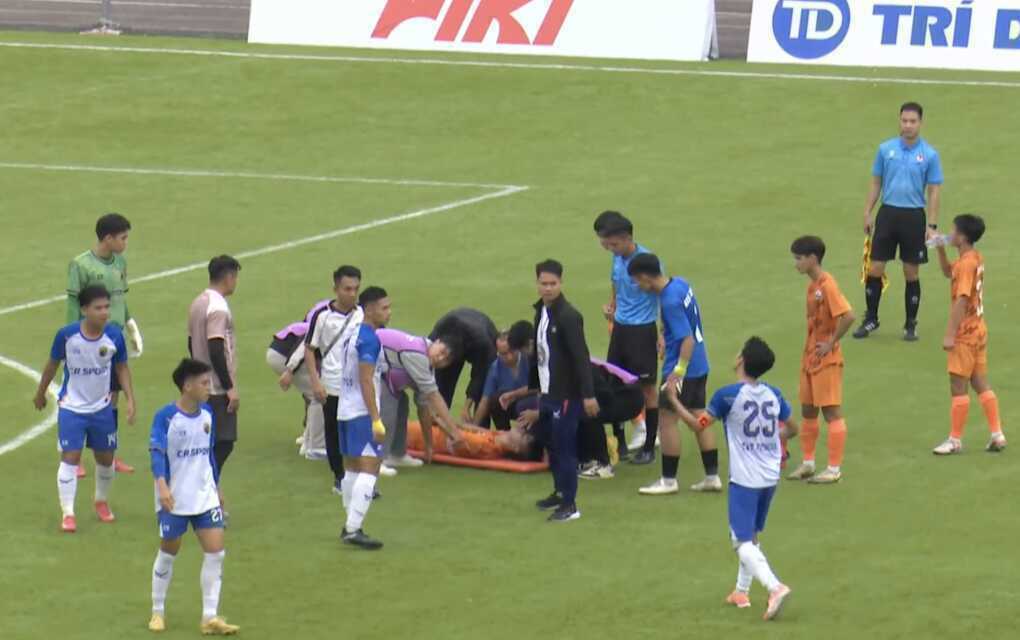 Cầu thủ đột nhiên bị co giật khi thi đấu ở giải hạng Ba Việt Nam