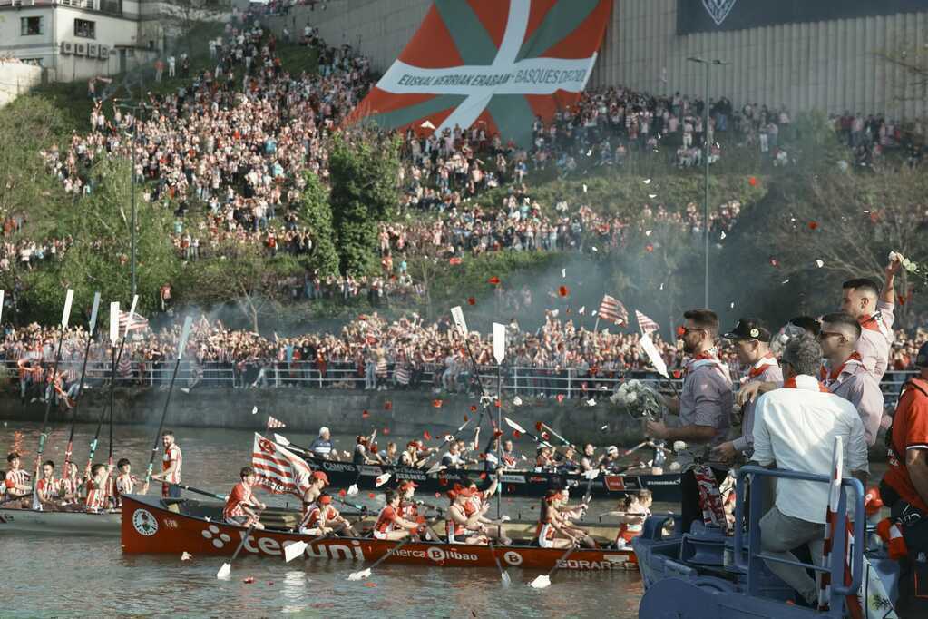 Màn ăn mừng lịch sử của Athletic Club trên sông Nervion sau 40 năm chờ đợi một danh hiệu lớn.