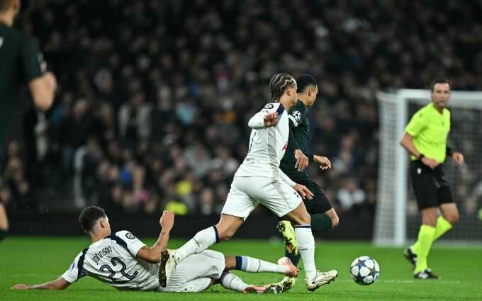 Tottenham thắng đậm dù bị đuổi người