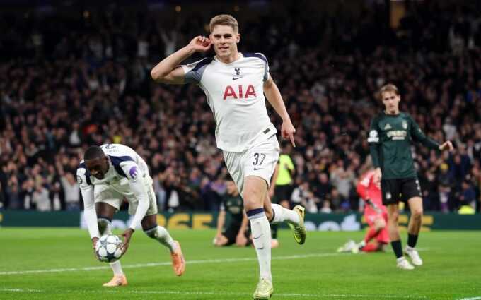 Tottenham thắng đậm dù bị đuổi người ở Champions League