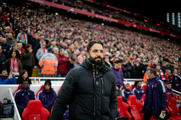 Cơn đau đầu bên cánh trái của Man Utd