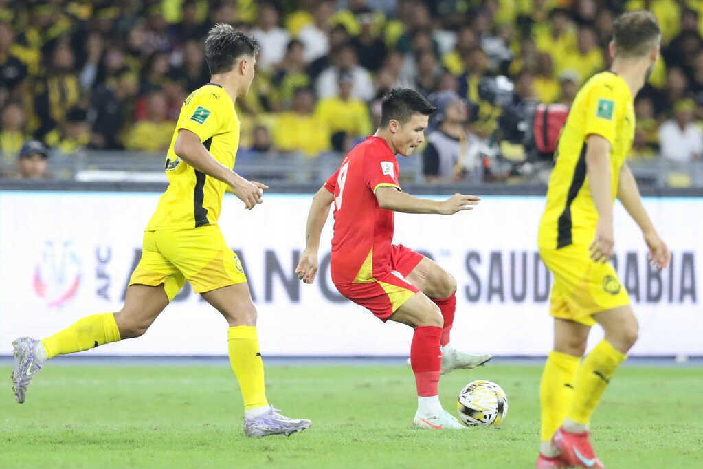 Từ FIFA đến luật pháp Malaysia: Những ngọn giáo hướng về FAM