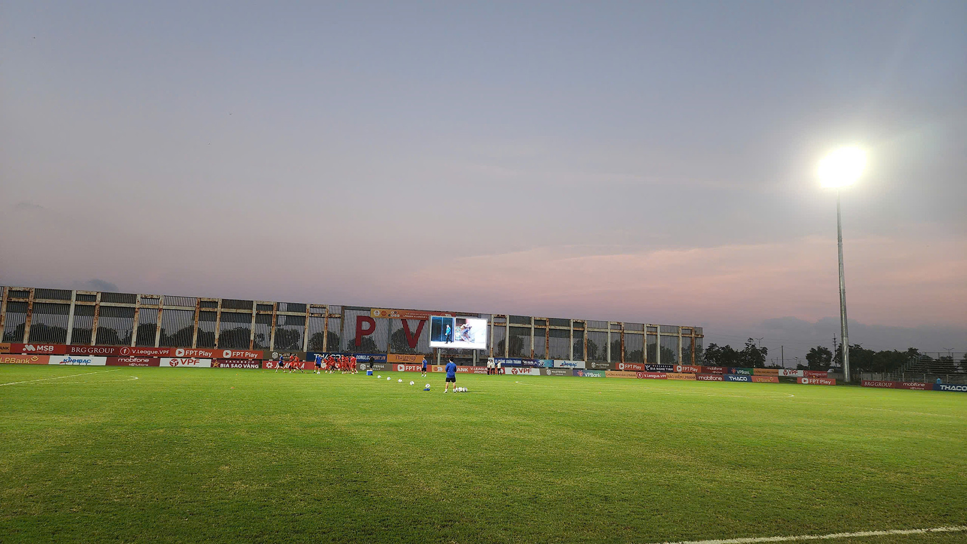 Trận đấu lùi giờ, Thể Công Viettel phải khởi động... trên xe